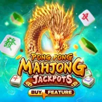 Bàn Baccarat với các lá bài và chip, tập trung vào chiến lược thắng cược tại red88 khuyến mãi